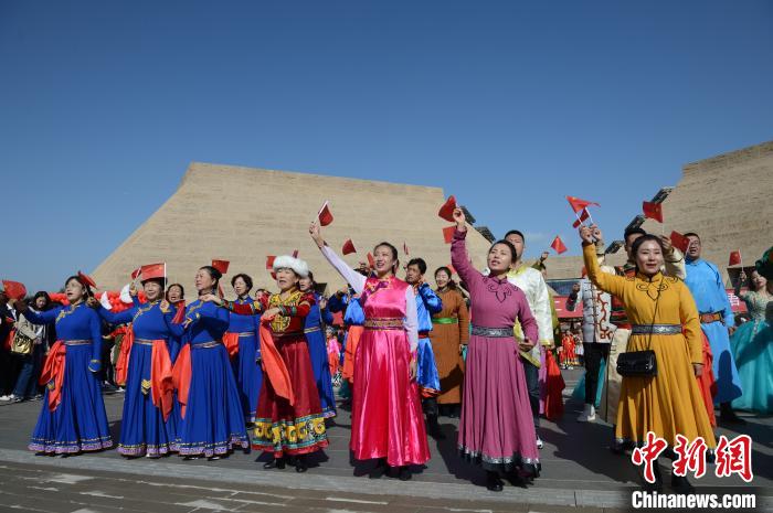 图为身着蒙古族服装的民众合唱歌曲祝福祖国。　刘文华 摄